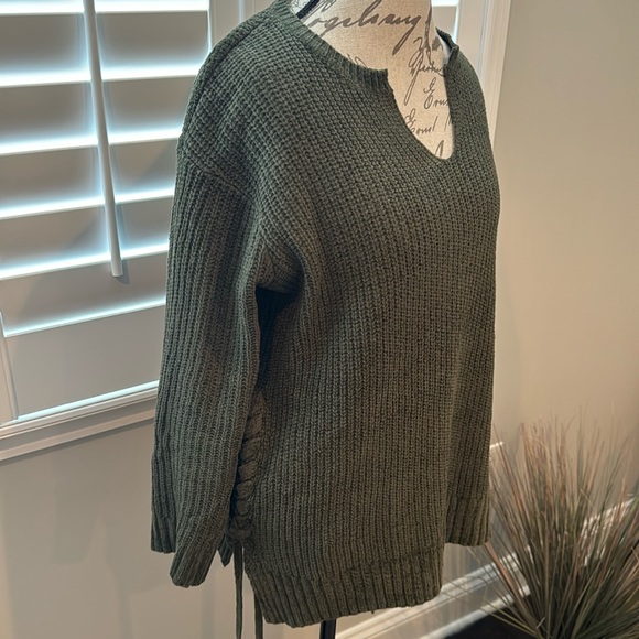 John + Jenn Sweater - Picture 1 of 6